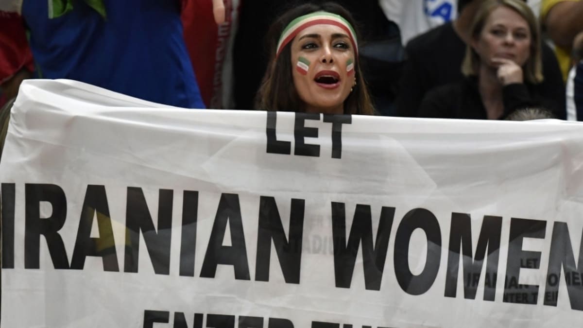 La FIFA dovrebbe mettere fine a questa pazzia. In Iran le donne continuano ad essere bersaglio di maschilismo su regole teocratiche vecchie millenni.
