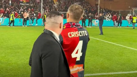 Domenico Criscito ha salutato per l'ultima volta da calciatore la curva del Genoa: ecco il video.