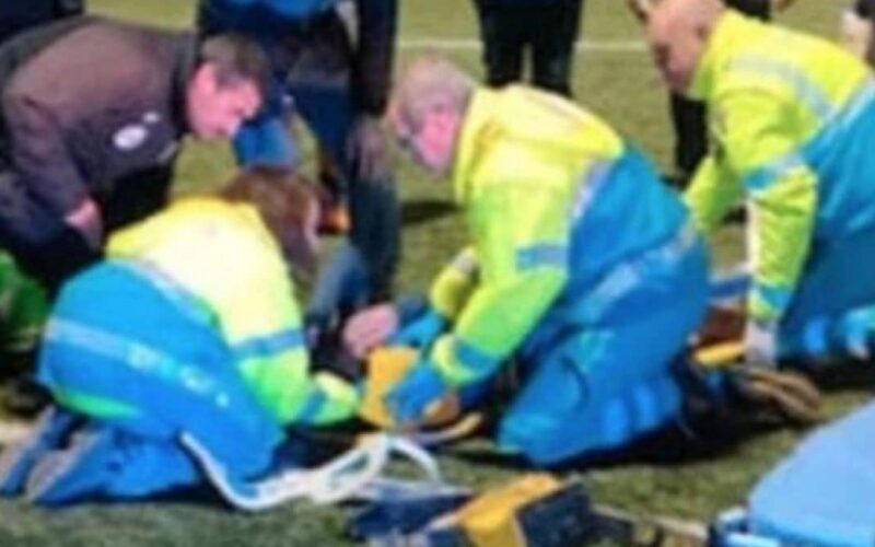 Il giovane calciatore soccorso dal personale medico dopo l'aggressione (credit Firenze Today).
